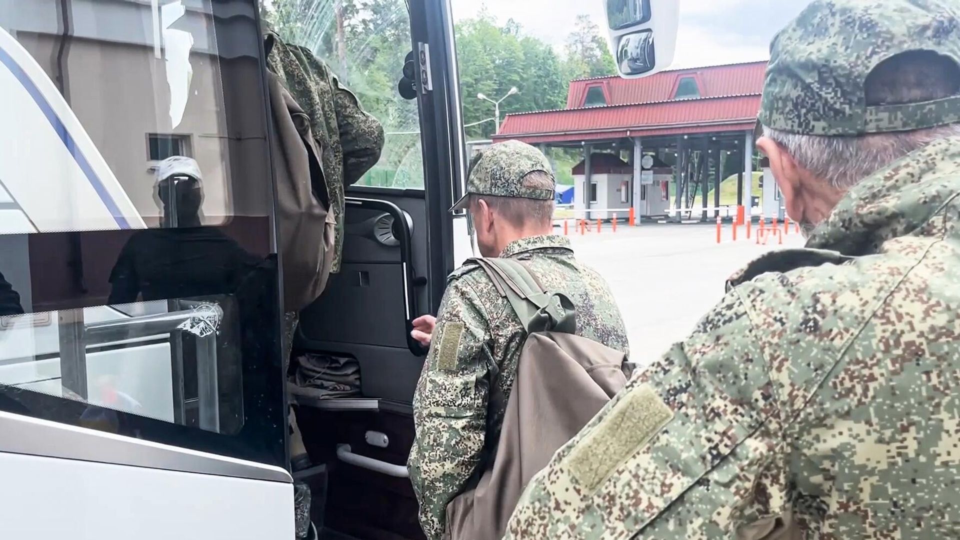 Обмен пленными между Россией и Украиной в рамках договоренностей в Стамбуле - РИА Новости, 1920, 25.05.2025