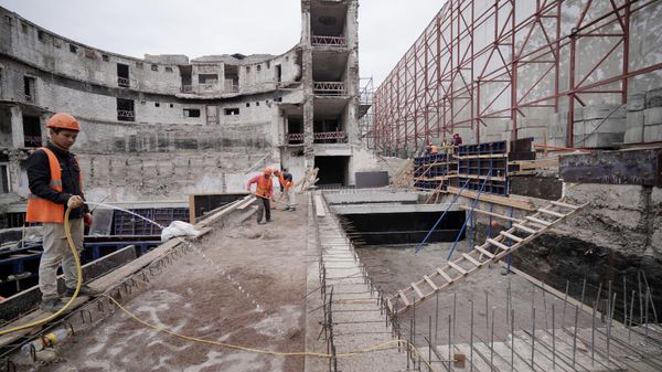 Строительные работы по восстановлению Мариупольского драмтеатра