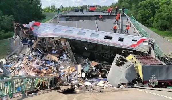 Обрушение моста на пассажирский поезд в Брянской области