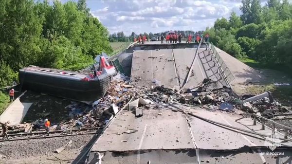 Обрушение моста на пассажирский поезд в Брянской области