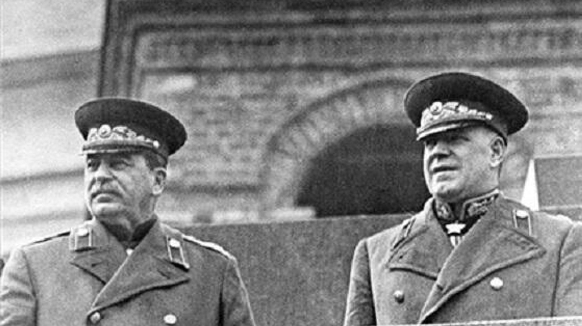 Сталин и Жуков. Парад Победы, 1945 год Сталин и Жуков. Парад Победы, 1945 год - РИА Новости, 1920, 22.06.2025