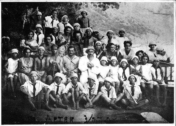 Первые артековцы. В центре – З.П. Соловьёв и Ф.Ф. Шишмарёв. 1927 г