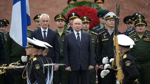 Церемония возложения венка к Могиле Неизвестного Солдата