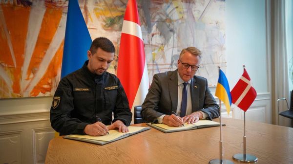 министр промышленности Дании Мортен Бедсков и министр по вопросам стратегических отраслей промышленности Герман Сметанин