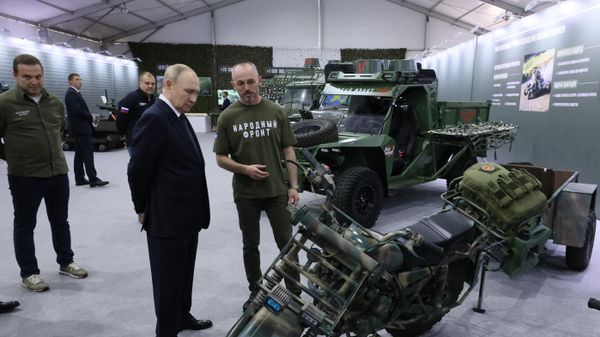 Президент Владимир Путин посетил выставку Всё для Победы! Президент Владимир Путин посетил выставку Всё для Победы!