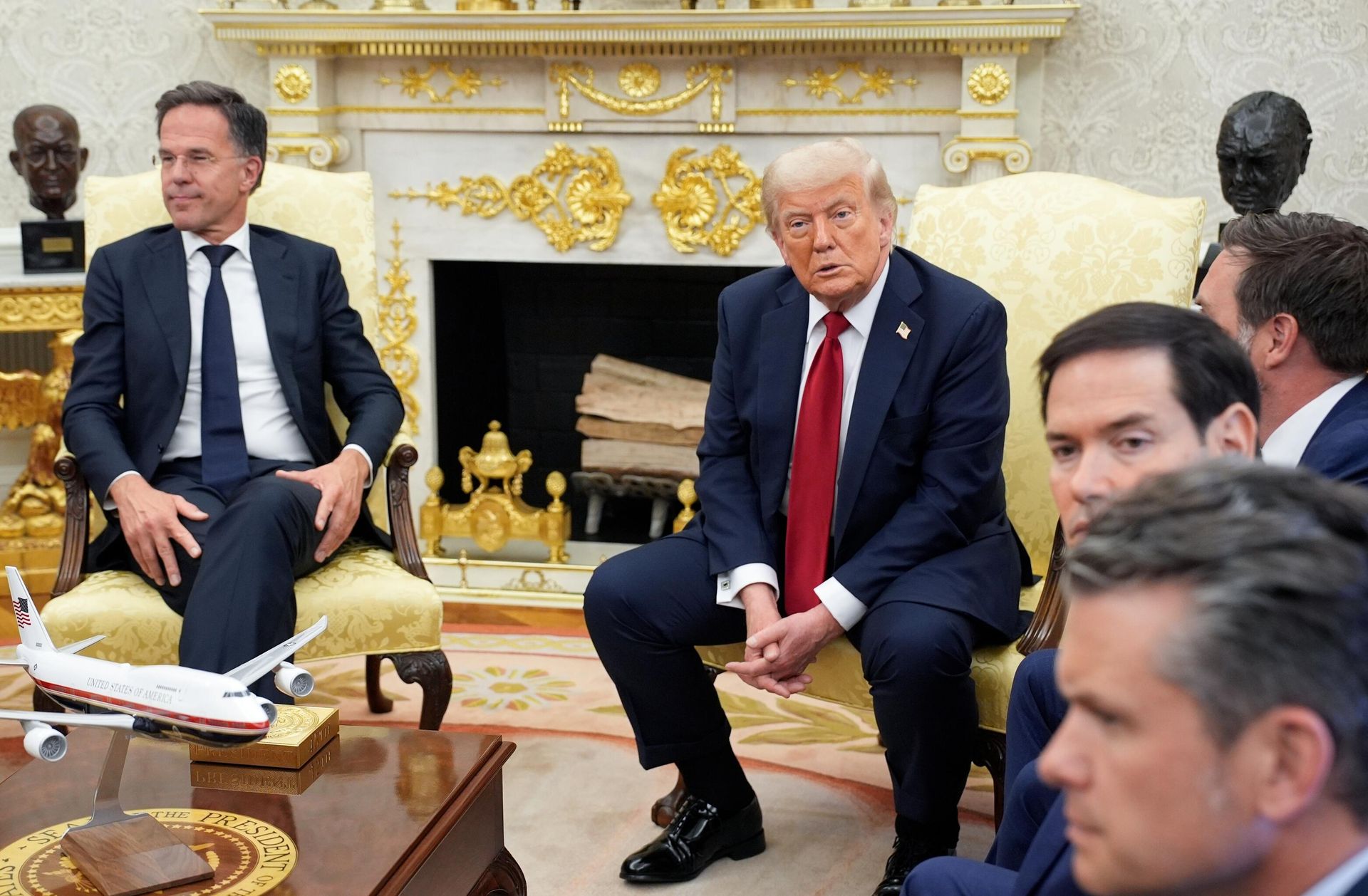 Президент США Трамп заявил о поставках американского оружия Украине через НАТО - РИА Новости, 1920, 23.10.2025