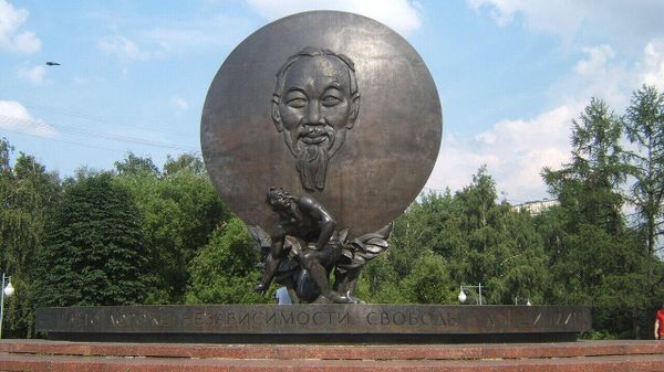 Памятник Хо Ши Мину в Москве