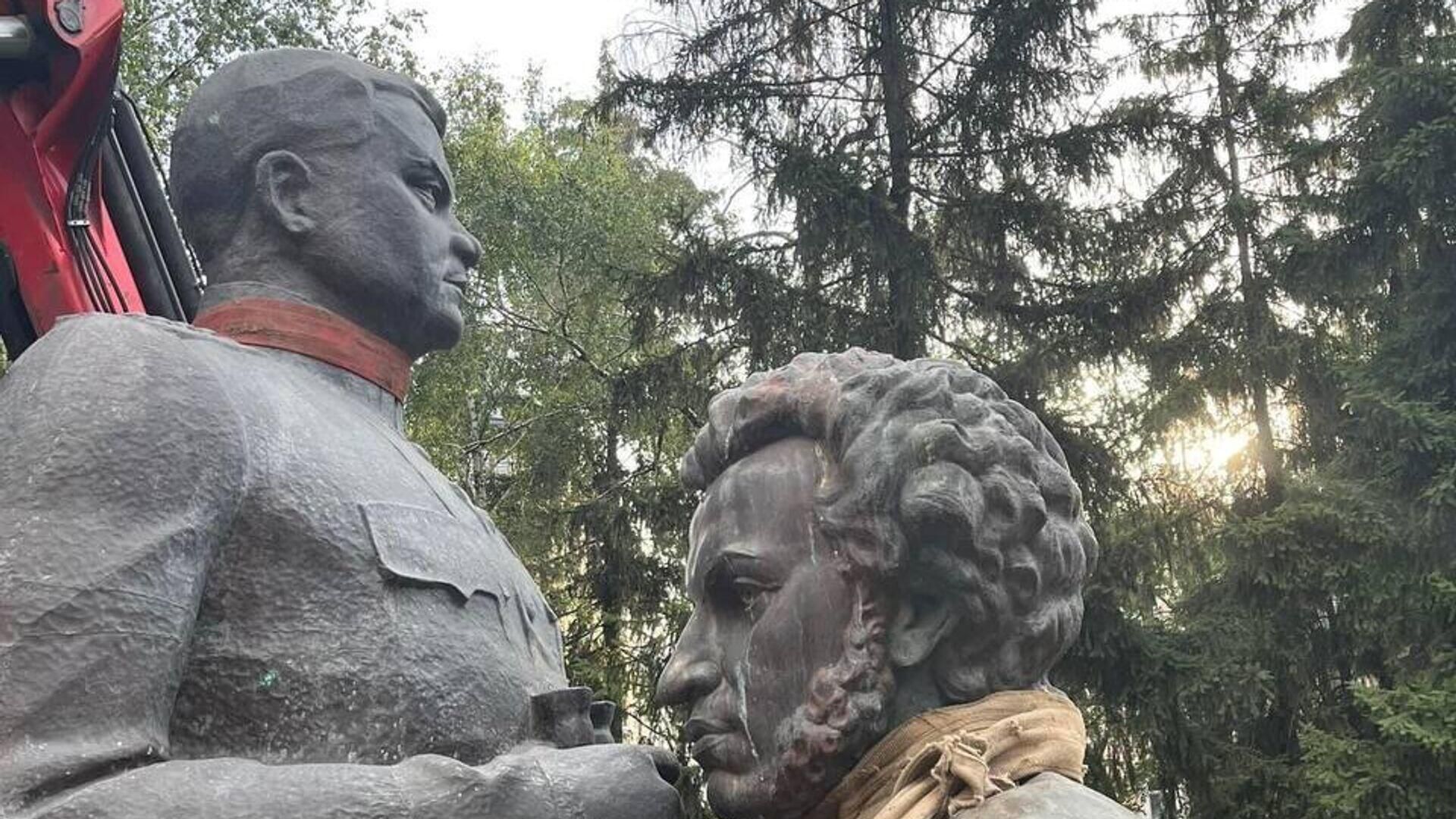 Снос памятников Ватутину и Пушкину - РИА Новости, 1920, 21.07.2025