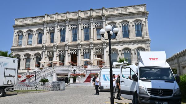 Обстановка у дворца Чираган в Стамбуле Обстановка у дворца Чираган в Стамбуле