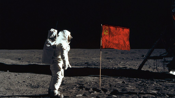 Флаг СССР на Луне. Фотомонтаж из социальных сетей