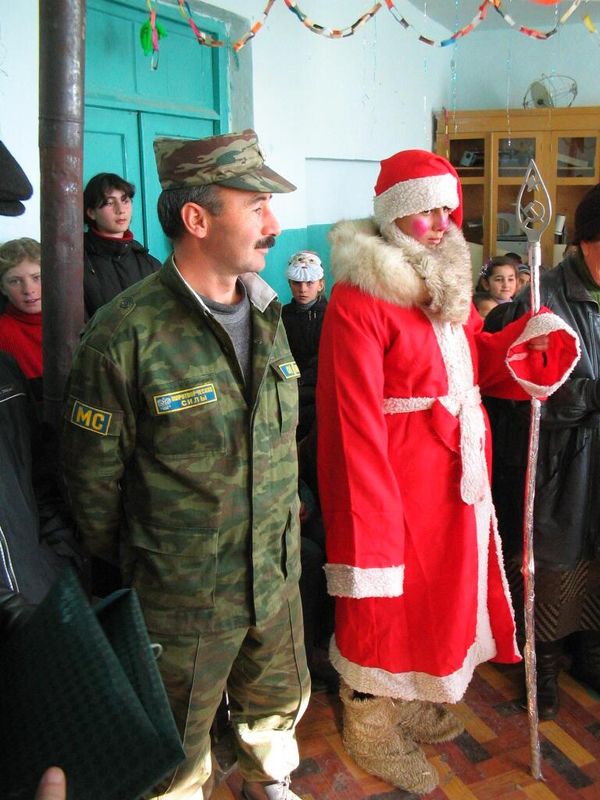 Дед Мороз и миротворцы. Южная Осетия, 2005 год Дед Мороз и миротворцы. Южная Осетия, 2005 год