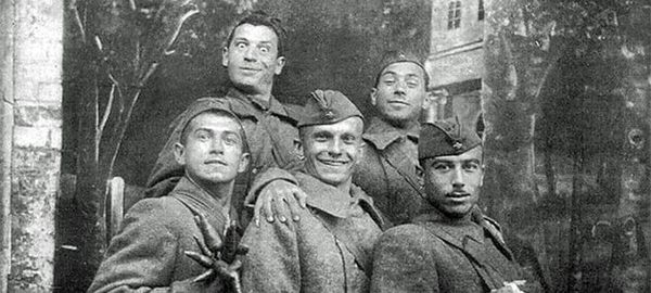 Борис Сичкин (слева в верхнем ряду), Ефим Березин (Штепсель; справа в верхнем ряду), Юрий Тимошенко (Тарапунька; по центру в нижнем ряду) 