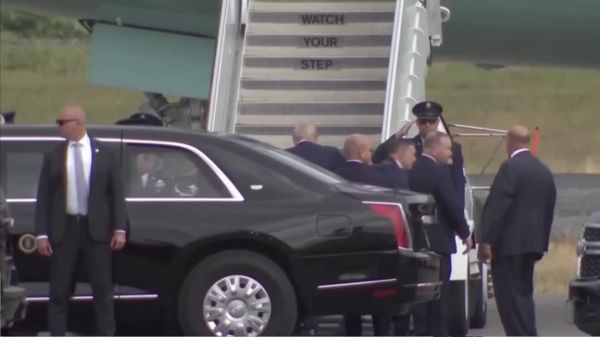 Президент США Дональд Трамп также покидает Анкоридж и направляется в Вашингтон