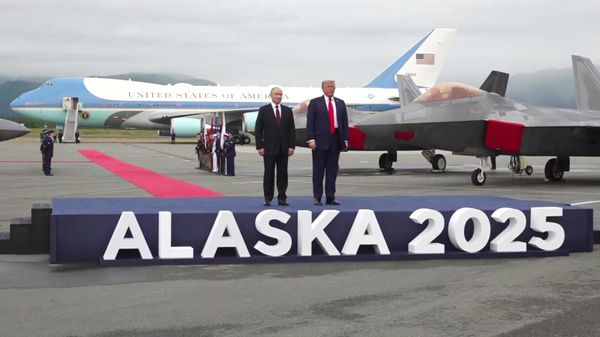 Встреча президентов России и США на Аляске Встреча президентов России и США на Аляске