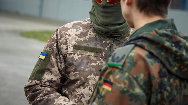 Украинские и немецкие военные Украинские и немецкие военные