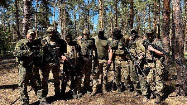 Пума со своими солдатами перед выполнением боевой задачи