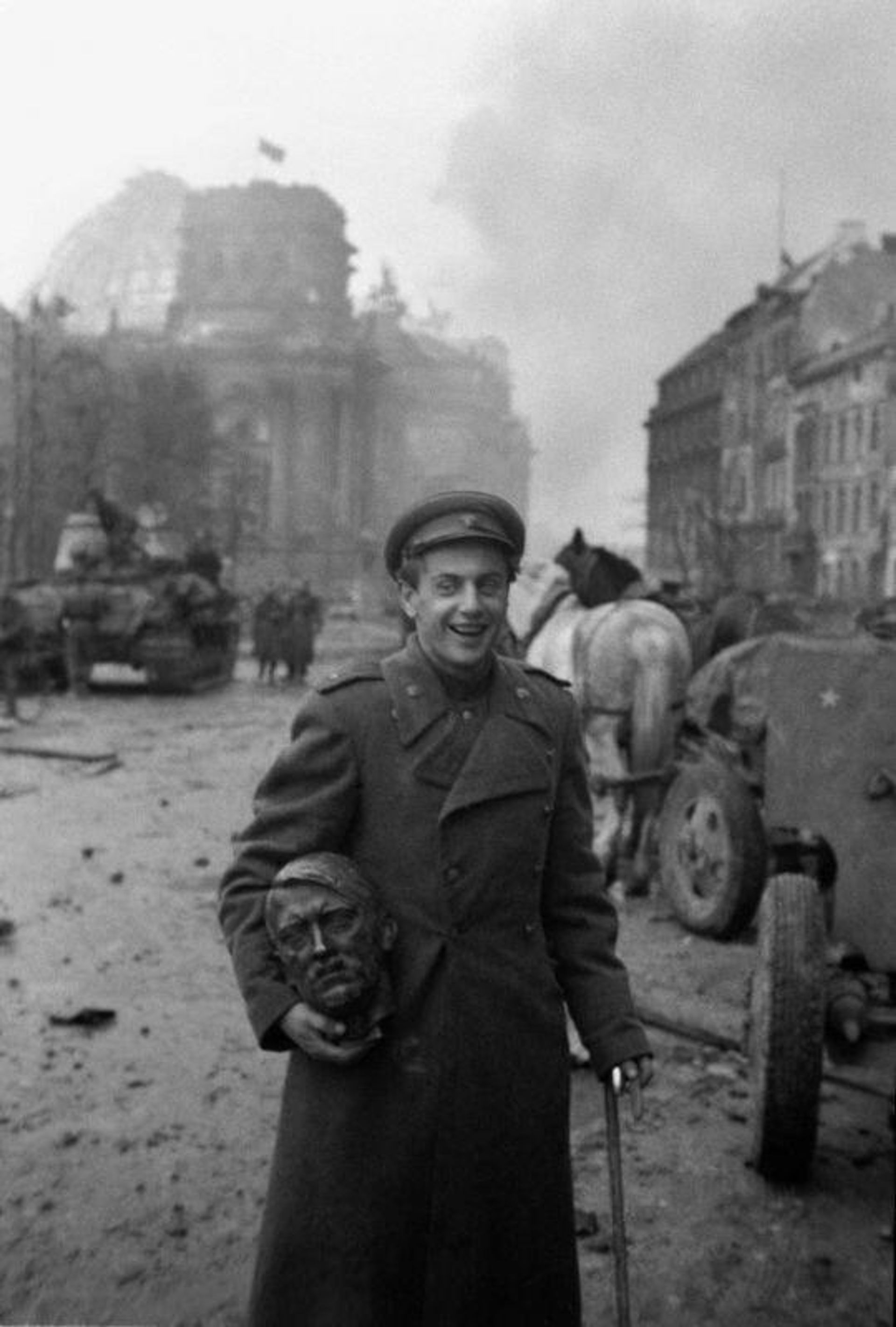 Евгений Долматовский. Фото Евгения Халдея, Берлин, 1945 г. - РИА Новости, 1920, 26.08.2025
