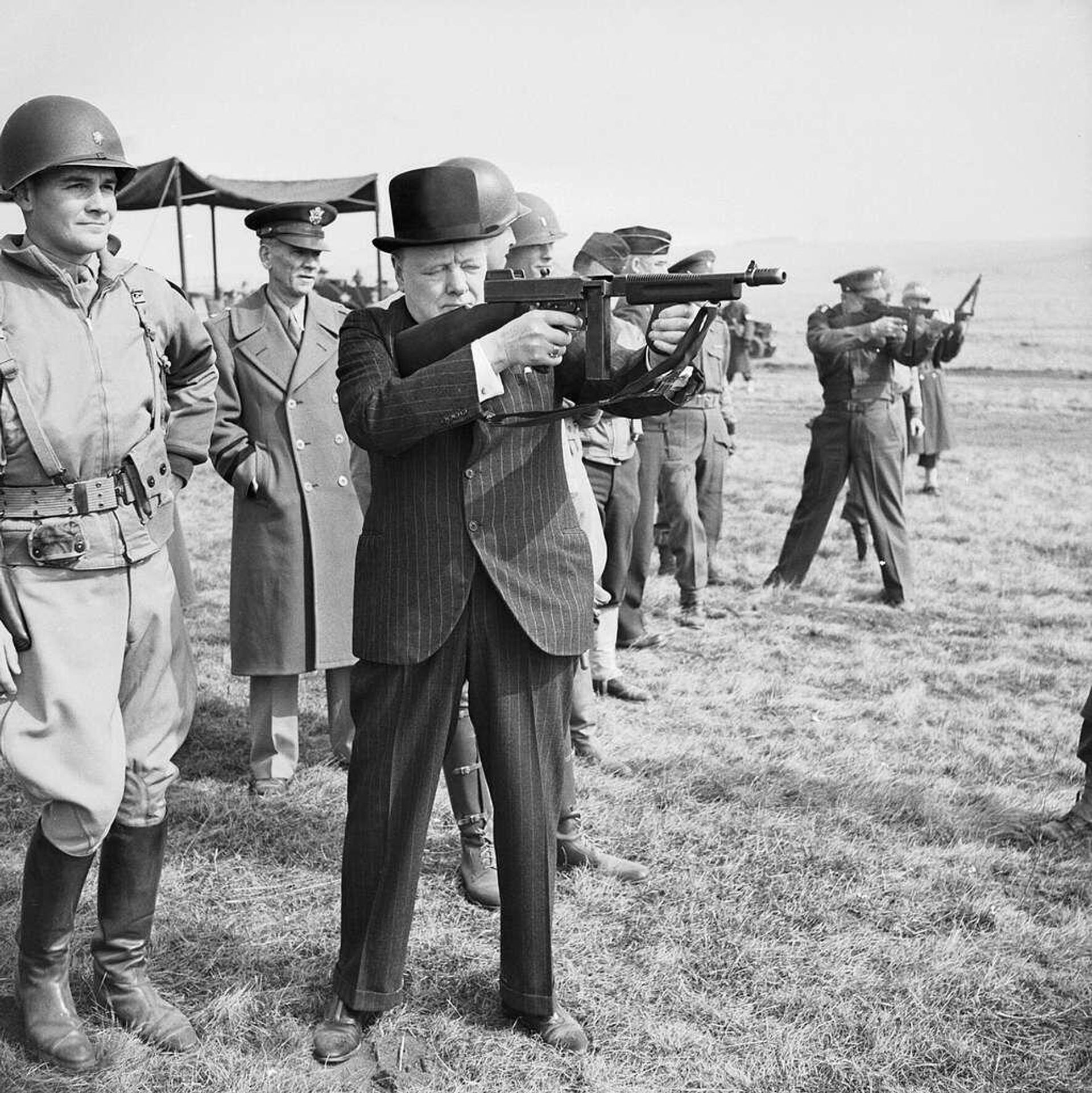 Уинстон Черчилль и пистолет-пулемёт Томпсона. Март 1944 года  - РИА Новости, 1920, 10.10.2025