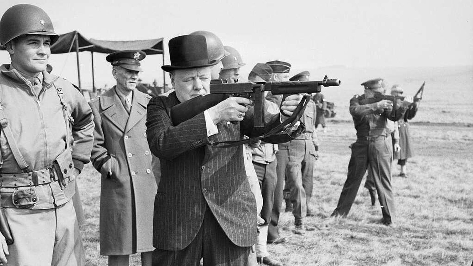 Уинстон Черчилль и пистолет-пулемёт Томпсона. Март 1944 года  - РИА Новости, 1920, 26.08.2025