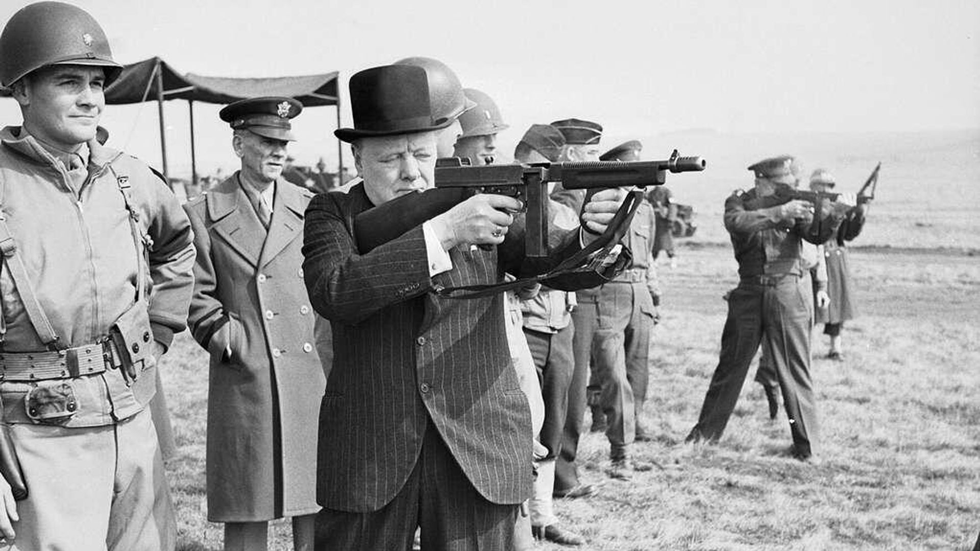 Уинстон Черчилль и пистолет-пулемёт Томпсона. Март 1944 года  - РИА Новости, 1920, 26.08.2025