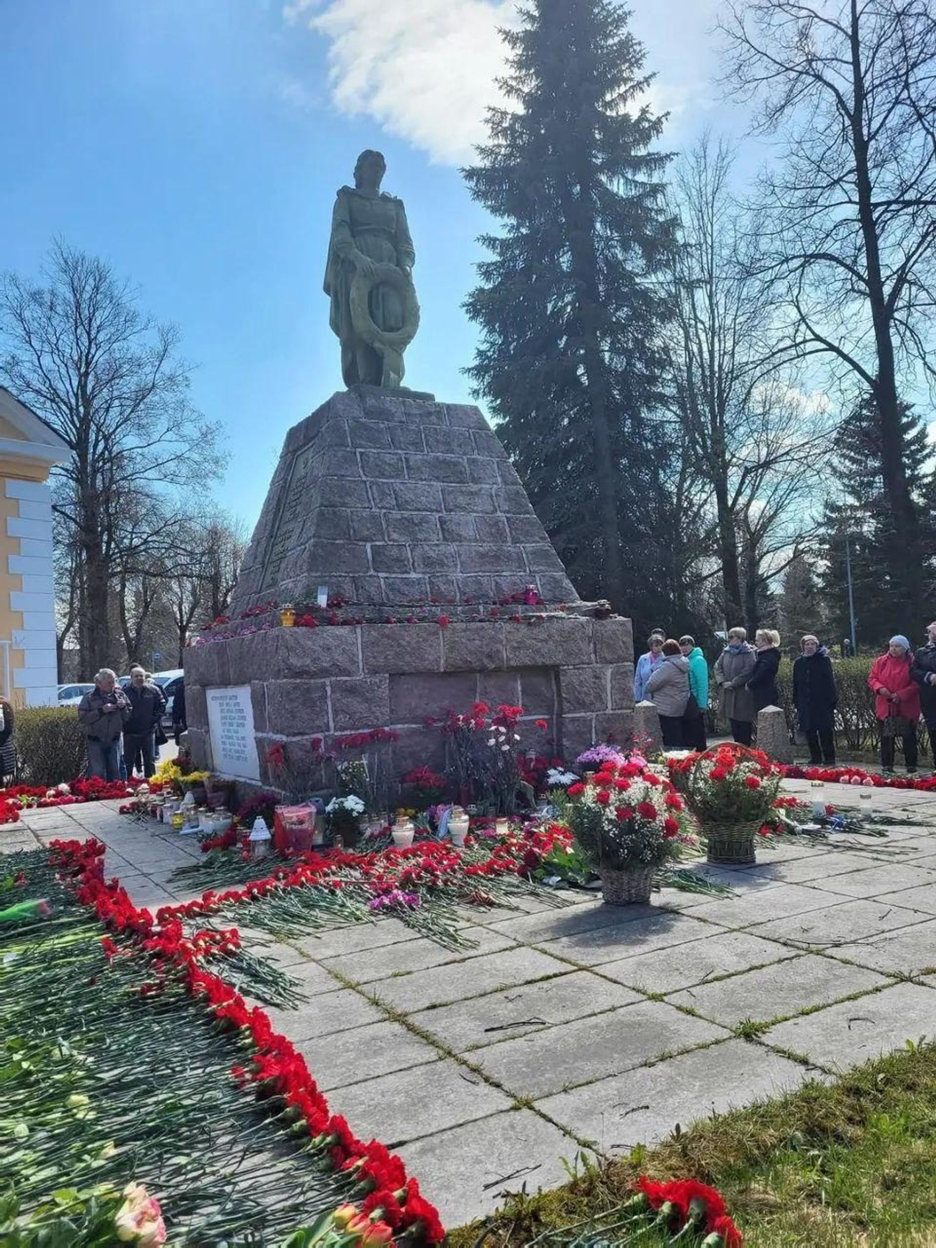 В эстонском городе Кохтла-Ярве экскаватором раскопали братскую могилу советских воинов В эстонском городе Кохтла-Ярве экскаватором раскопали братскую могилу советских воинов - РИА Новости, 1920, 27.08.2025