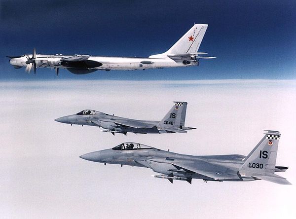 Сопровождение советского разведывательного самолёта Ту-95РЦ американскими F-15С вылетевшими с авиабазы Кефлавик, июнь 1986 года