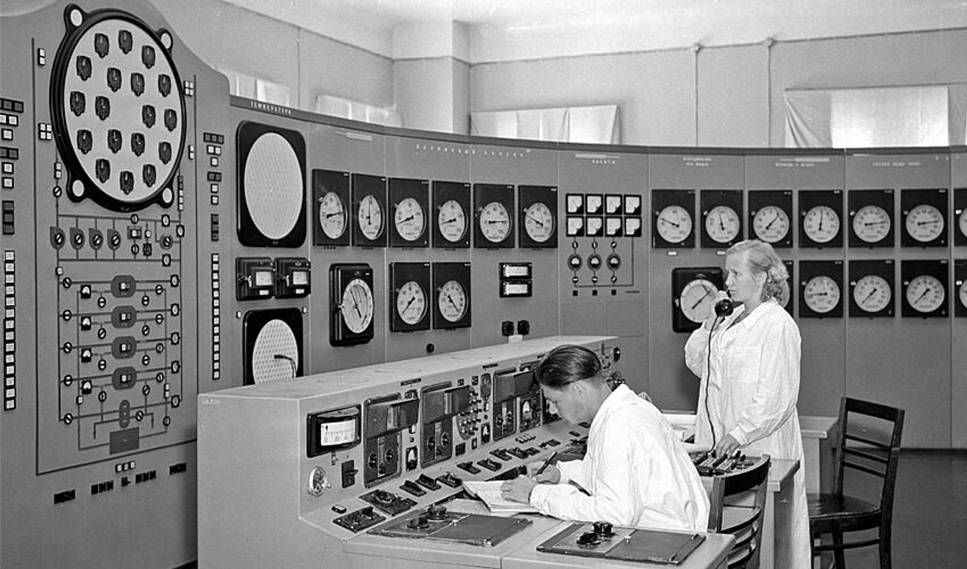 Центральный пульт управления Обнинской АЭС. 1957 год. Центральный пульт управления Обнинской АЭС. 1957 год. - РИА Новости, 1920, 28.08.2025