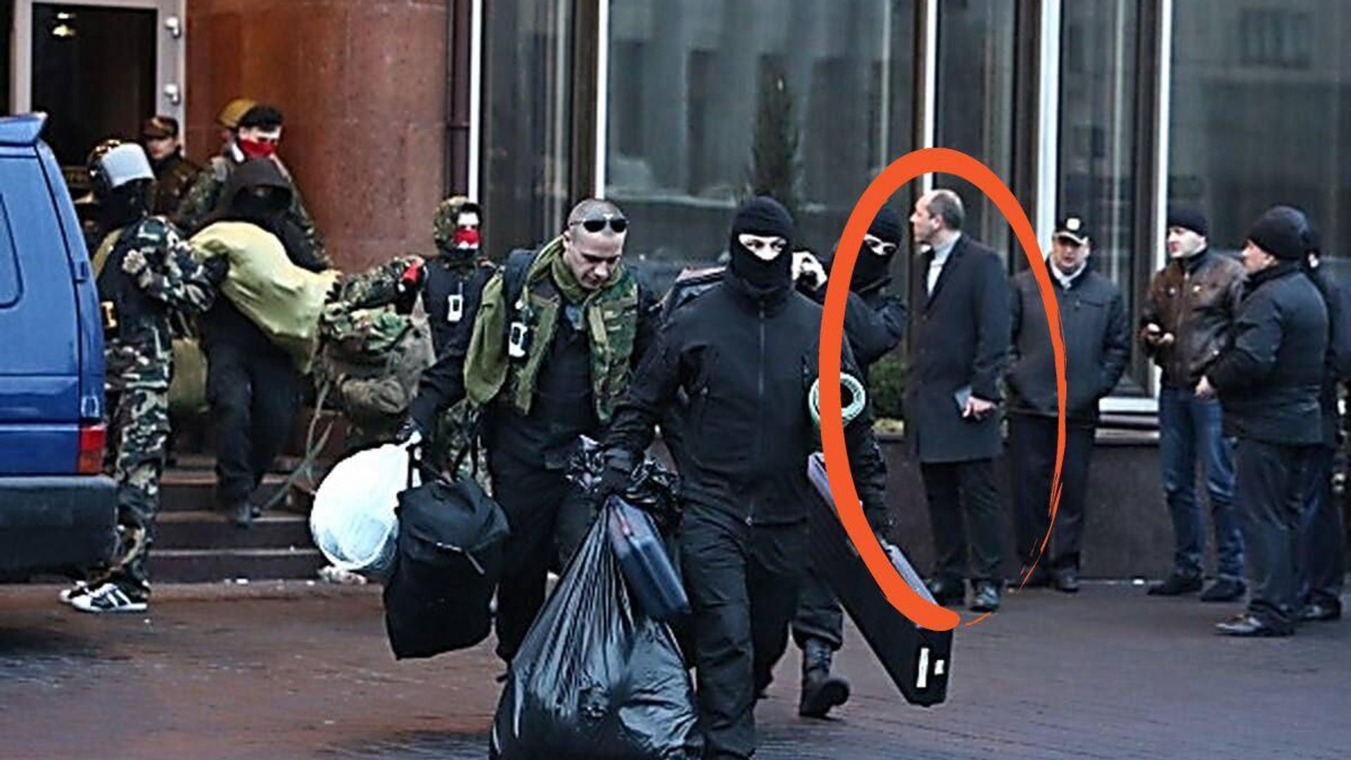 В Сети вспомнили, что Парубий присутствовал на Майдане, когда из гостиницы Украина, расположенной напротив Майдана незалежности, во время госпереворота 2014 года неизвестные снайперы выносили оружие - РИА Новости, 1920, 18.09.2025