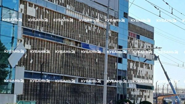 24 окна повреждены в краснодарских домах возле НПЗ из-за падения обломков беспилотников этой ночью