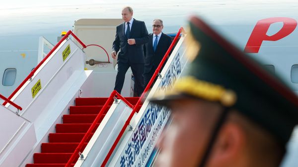 Президент РФ Владимир Путин прибыл в аэропорт Биньхай  