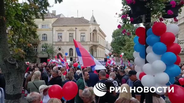 Мирные акции граждан против насильственных протестов студентов и сторонников оппозиции и в поддержку властей проходят этим вечером в 100 городах Сербии