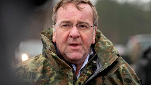 Министр обороны Германии Борис Писториус раскритиковал заявления президента Еврокомиссии Урсулы фон дер Ляйен о планах развертывания многонациональных сил на Украине Министр обороны Германии Борис Писториус раскритиковал заявления президента Еврокомиссии Урсулы фон дер Ляйен о планах развертывания многонациональных сил на Украине