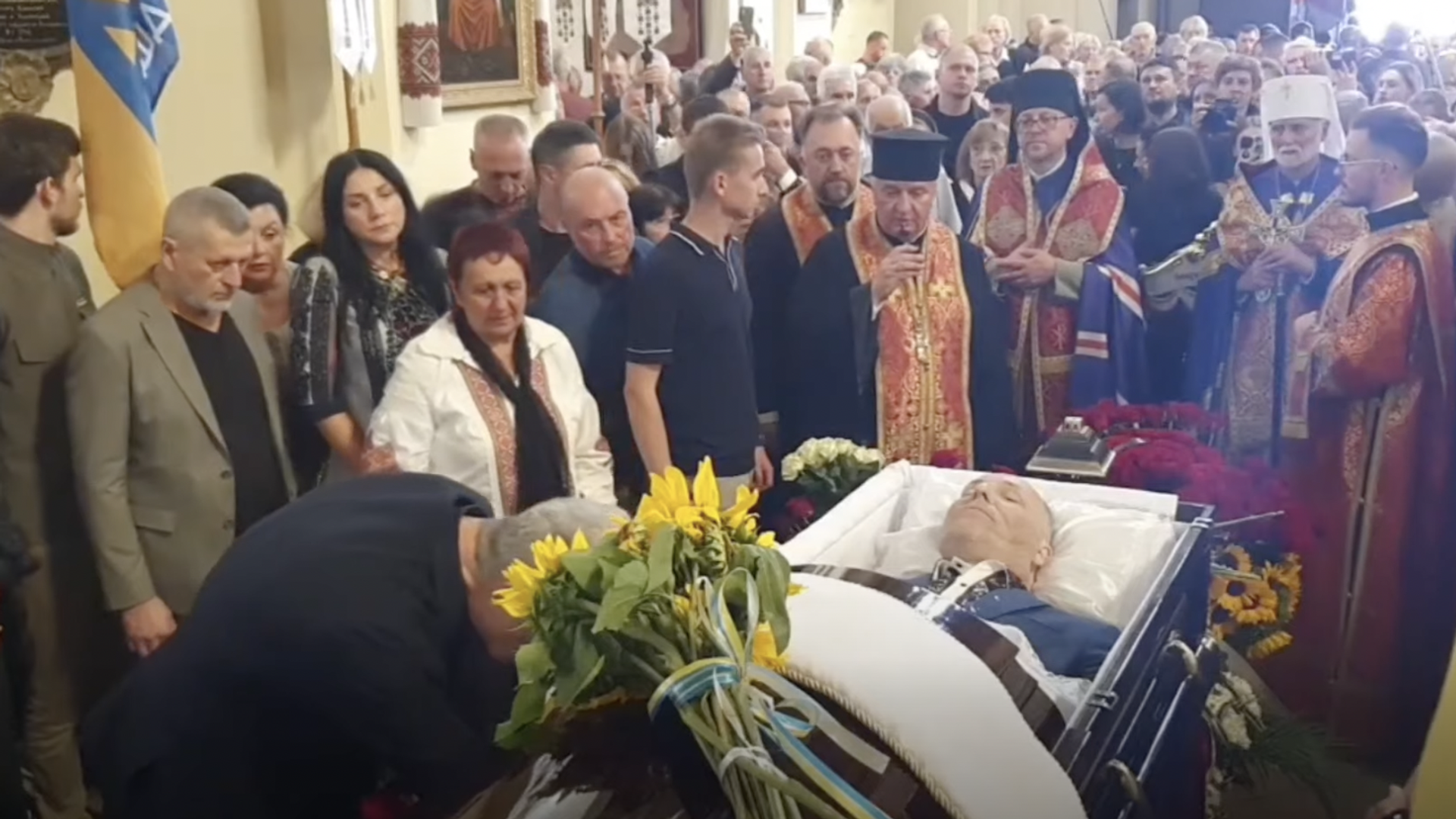 Петр Порошенко у гроба с телом Андрея Парубия во Львове 2 сентября 2025 года - РИА Новости, 1920, 02.09.2025