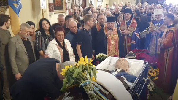 Петр Порошенко у гроба с телом Андрея Парубия во Львове 2 сентября 2025 года