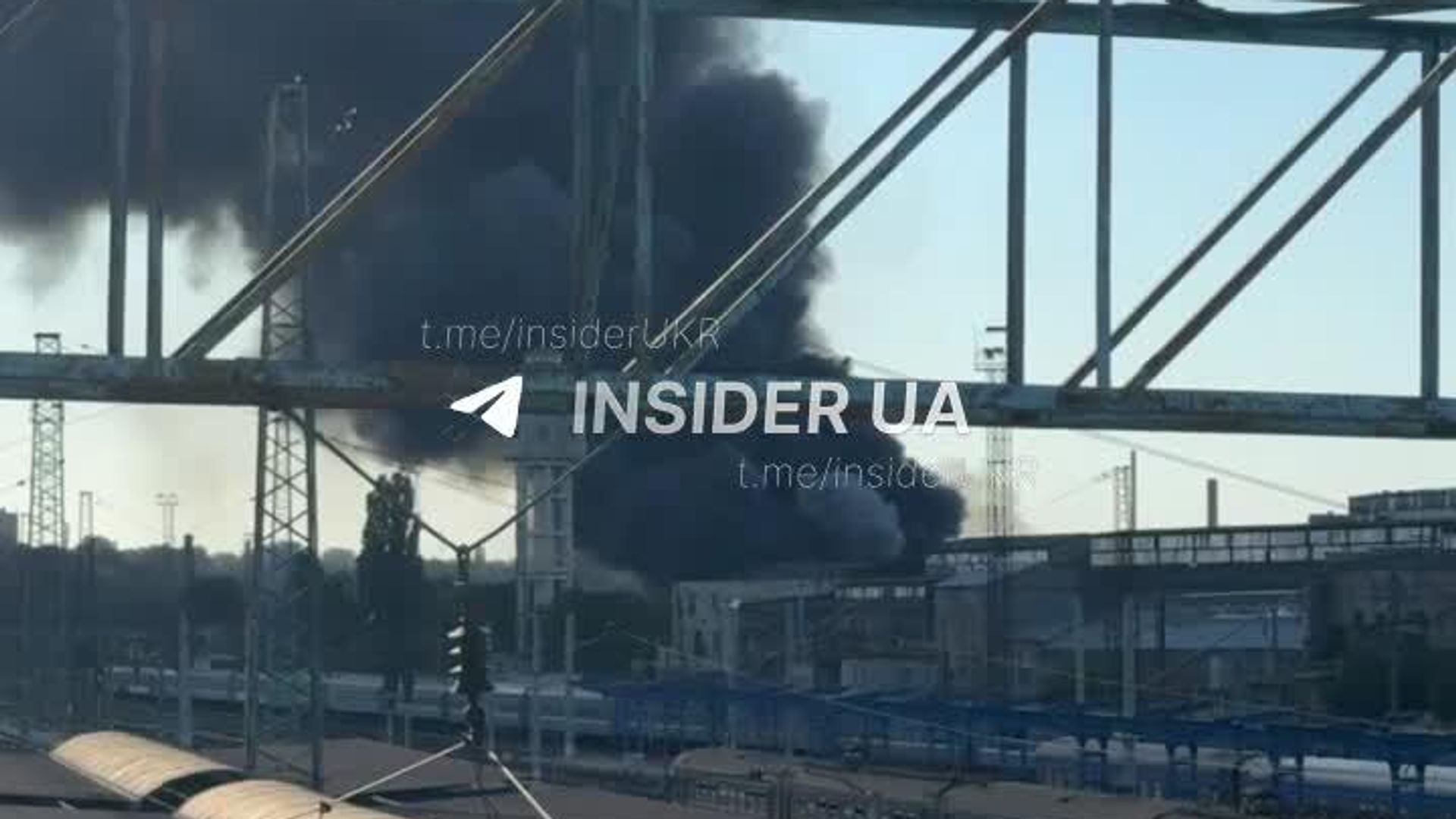 В Днепропетровске зафиксирован масштабный пожар на территории бывшего комбайнового завода, сообщают местные ТГ-каналы - РИА Новости, 1920, 05.09.2025