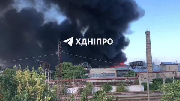 В Днепропетровске с ночи горит бывший комбайновый завод