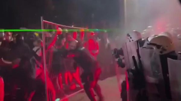 Беспорядки начались на протесте студентов и сторонников оппозиции в Нови-Саде – втором по величине городе Сербии, сообщает РИА Новости