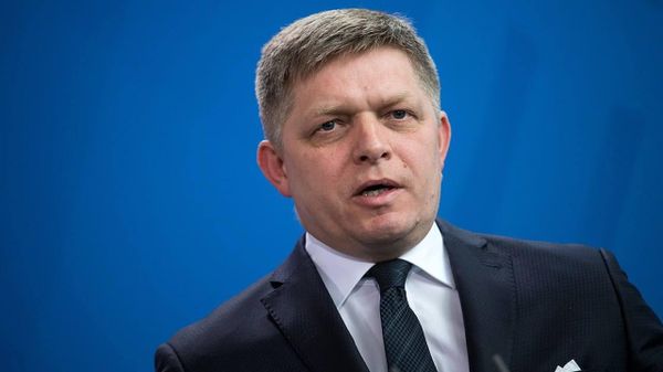 Словакия в рамках возможных гарантий безопасности не будет отправлять своих военных на Украину, но готова оказывать логистическое содействие, заявил премьер страны Фицо