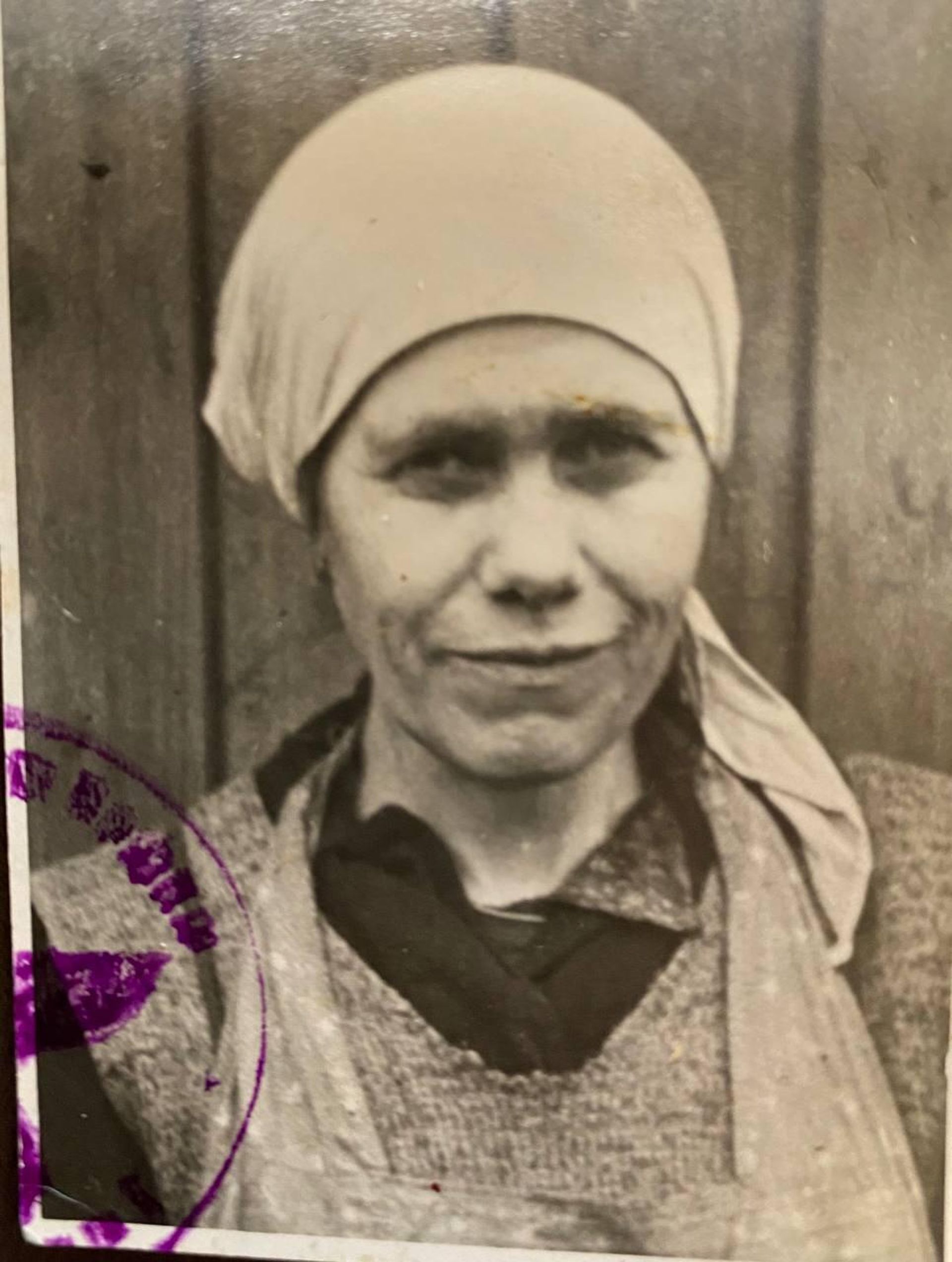 Прабабушка Татьяна Алексеевна Чиркина на фото с печатью концлагеря Прабабушка Татьяна Алексеевна Чиркина на фото с печатью концлагеря - РИА Новости, 1920, 08.09.2025
