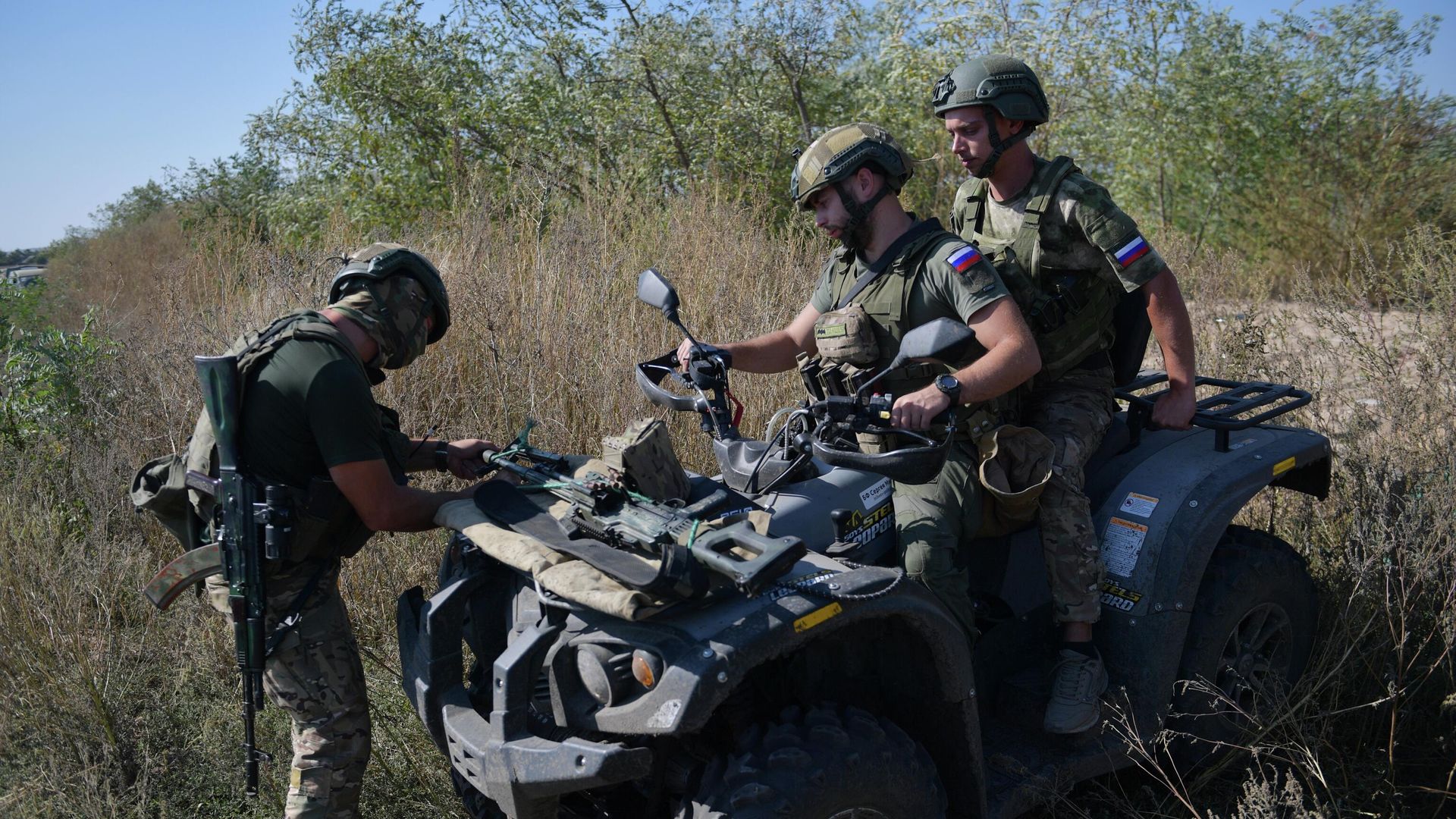 Военнослужащие 1430-го мотострелкового полка 42-й мотострелковой дивизии на боевой позиции Запорожского направления в зоне специальной военной операции - РИА Новости, 1920, 05.10.2026