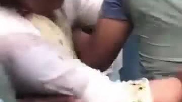 В Непале протестующие напали на экс-премьера страны Шера Бахадура Деубу — на видео политик в крови, его несут под руки