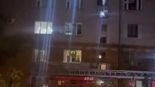 Из повреждённых квартир спасают жильцов после террористического удара ВСУ по Донецку