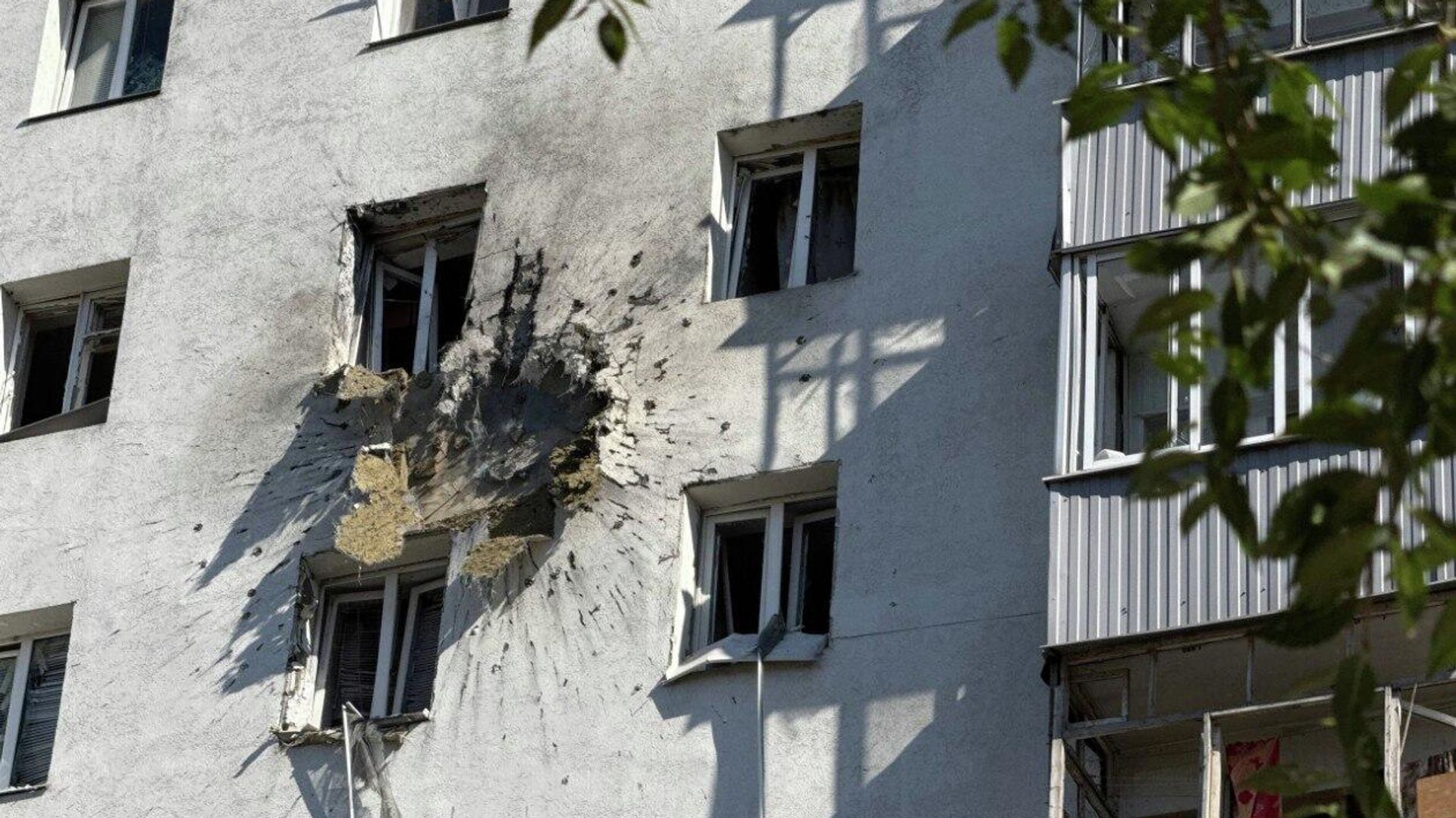 Многоквартирный дом в Белгороде атакован беспилотником ВСУ Многоквартирный дом в Белгороде атакован беспилотником ВСУ - РИА Новости, 1920, 21.09.2025