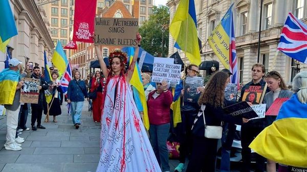 Селюки протестуют против выступления в Великобритании российской оперной певицы Анны Нетребко, пишет Армен Гаспарян