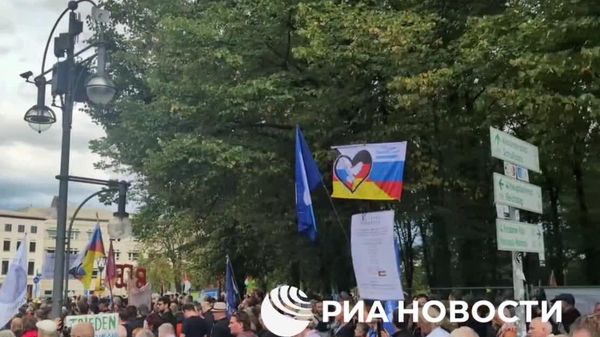В Берлине проходит демонстрация против вовлечения Германии в конфликт на Ближнем Востоке и Украине, протестующие призывают власти к дипломатии