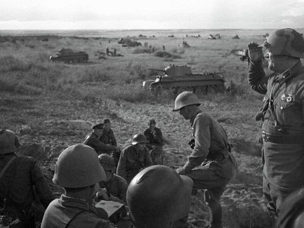 Командиры РККА у танков БТ-7 11-й танковой бригады на горе Баин-Цаган на Халхин-Голе перед атакой. Крайний справа — командир 36-й мотострелковой дивизии комбриг Даниил Петров Командиры РККА у танков БТ-7 11-й танковой бригады на горе Баин-Цаган на Халхин-Голе перед атакой. Крайний справа — командир 36-й мотострелковой дивизии комбриг Даниил Петров