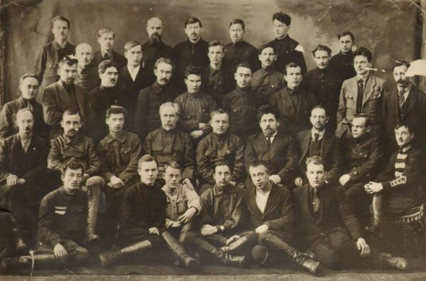 Участники пятой конференции РКП(б) Дальневосточного края, Чита, 1923 год. Третий слева во втором ряду - Павел Постышев Участники пятой конференции РКП(б) Дальневосточного края, Чита, 1923 год. Третий слева во втором ряду - Павел Постышев