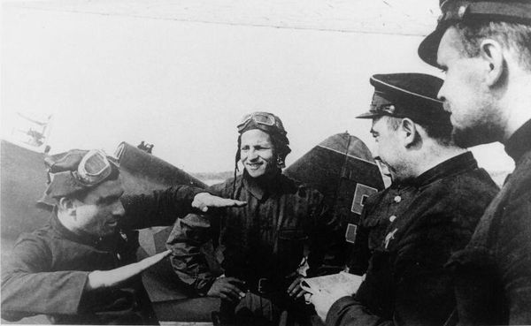 Пётр Бринько (слева) рассказывает товарищам об успешно проведённом воздушном бое