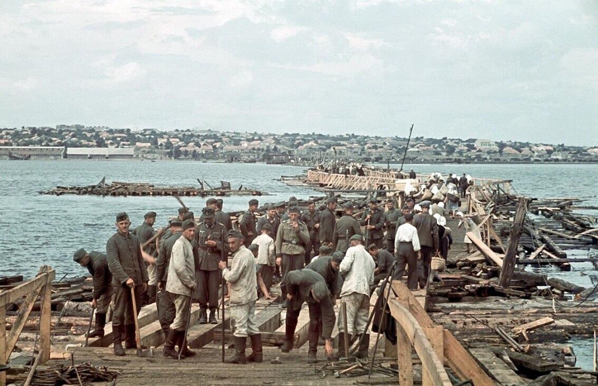 Ремонт Варваровского моста, подорванного группой Поженяна; август 1941 года Ремонт Варваровского моста, подорванного группой Поженяна; август 1941 года - РИА Новости, 1920, 20.09.2025