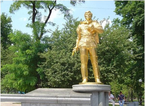 Памятник Анатолию Соловьяненко в Донецке Памятник Анатолию Соловьяненко в Донецке